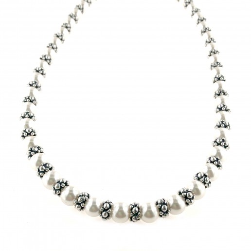 Pearls necklace with dotted elements