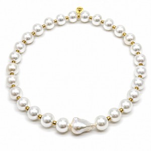 Collier de perles avec une perle baroque 