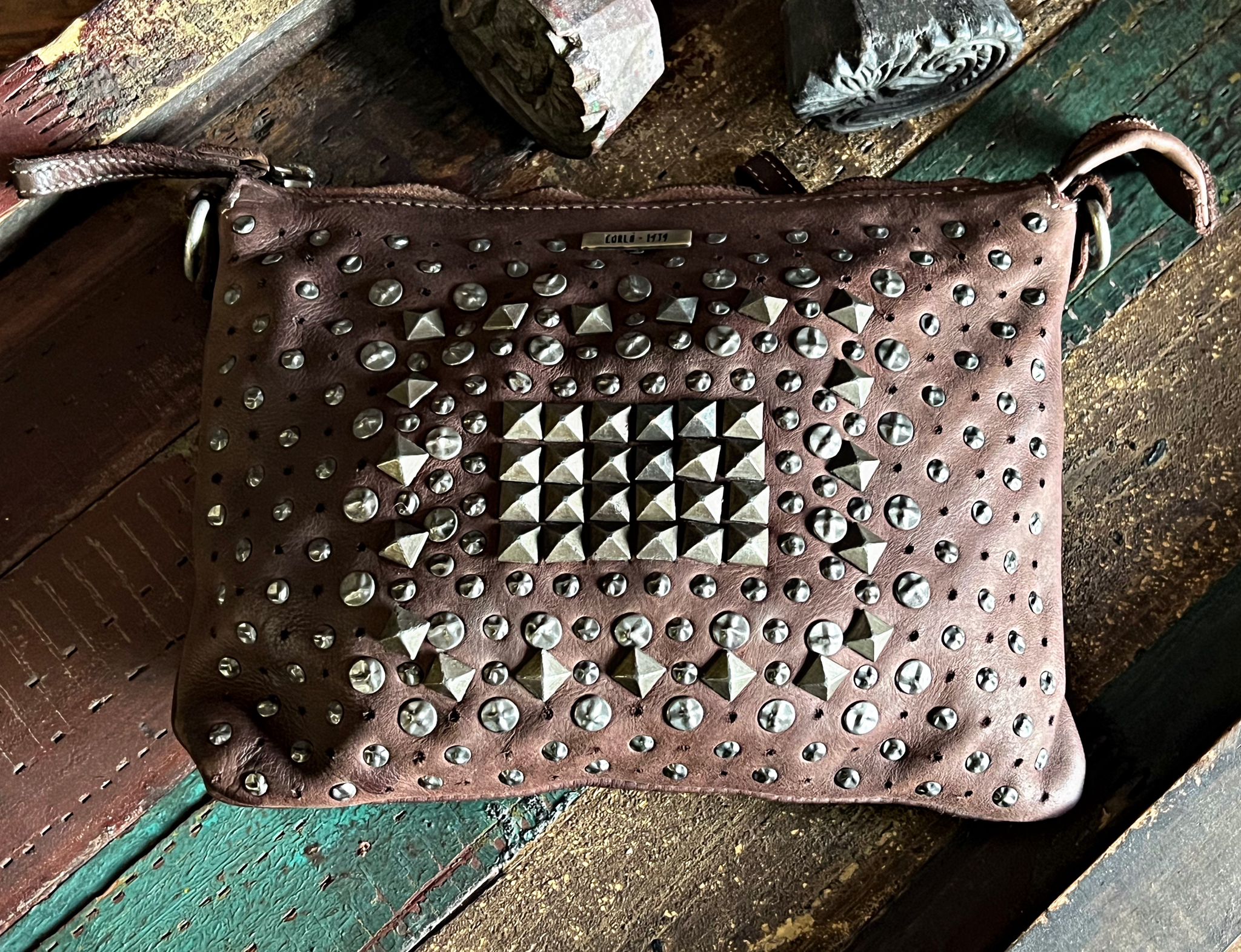 Pochette pelle con borchie Pochette pelle con borchie